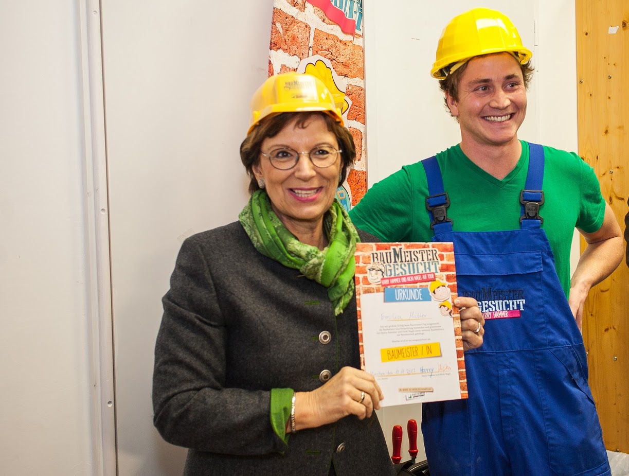 Nagelprobe bestanden: Bayerns Familienministerin Emilia Müller präsentiert stolz ihr Baumeister-Diplom, dass von Harry Hammer unterschrieben wurde. © MPA/C.Oliver